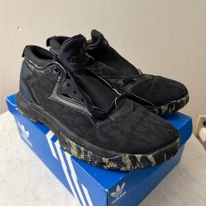 Adidas Men's Black basketballSneakers in size11 great condition, needs new laces